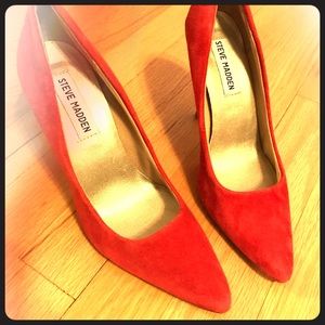 Steve Madden point toe pumps